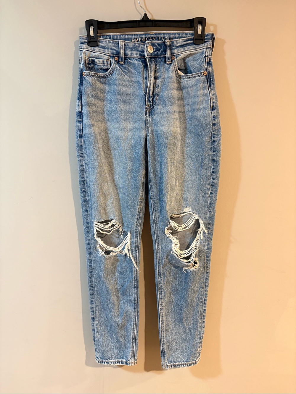 American Eagle Strigid Ripped Mom Jeans Women’s 0 Short Light Wash Distressed